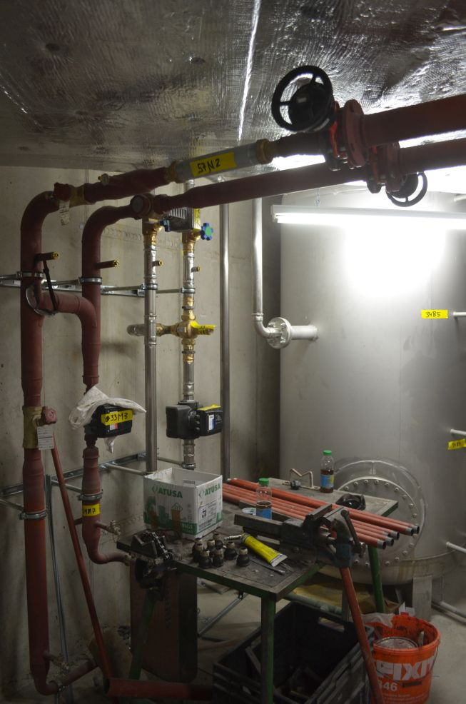 Isolierte Heizleitungen an einem grossen Speicher in der Heizzentrale