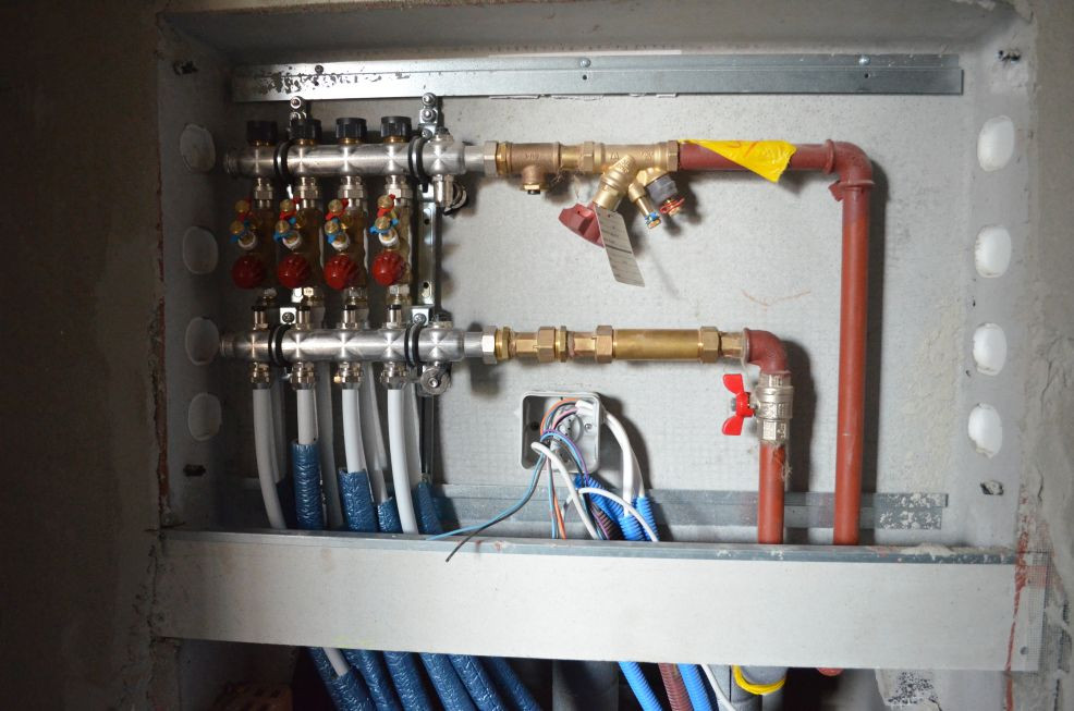 Heizkreisverteiler im Schrank mit Ventilen und Anschlüssen